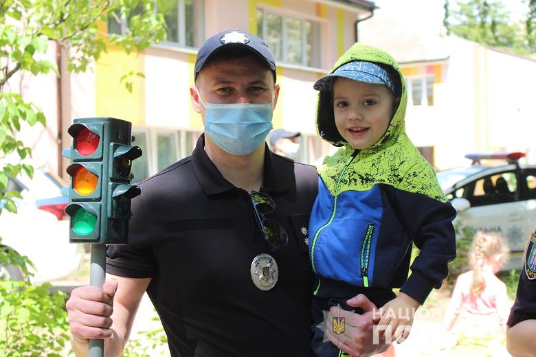 Киевские ювенальные полицейские рассказали детям Соломенского района о правилах дорожного движения (фото)