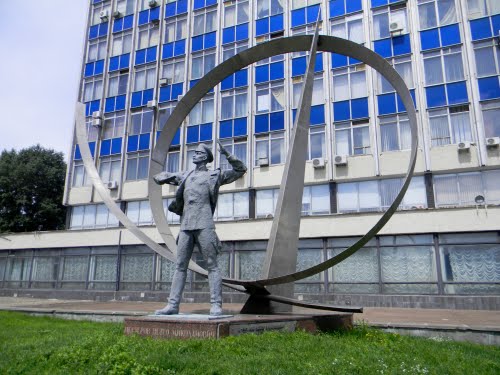 В Киеве открыли памятник великому летчику. День в истории