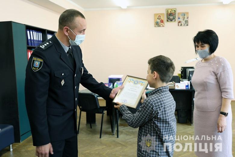 В Киеве дети помогли поймать опасного преступника и получили награды от столичной полиции