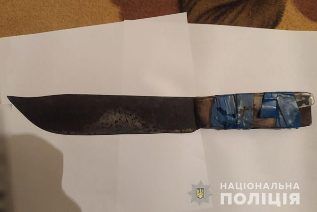 В Киевской области местный житель не поделил внимание женщины с приятелем и получил нож в спину