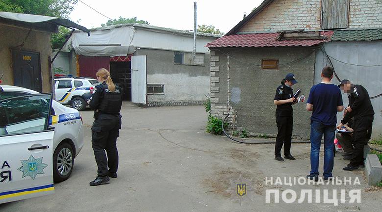 В Киеве налетчик напал на женщину посреди улицы. Грабителя задержали прохожие