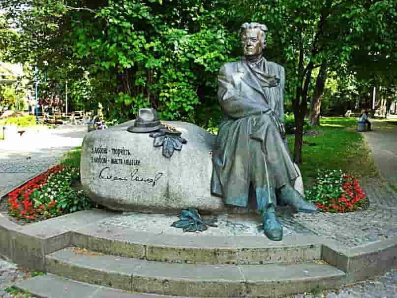 В Киеве установили памятник Олесю Гончару. День в истории