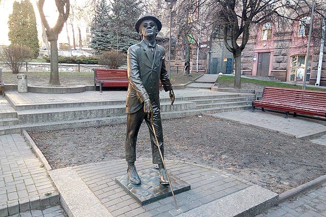 В Киеве установили памятник аферисту Паниковскому. День в истории