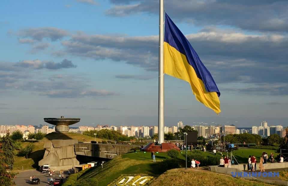 В Киеве приспустили главный флаг страны. В чем причина?