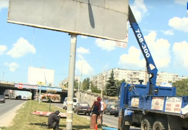 В Киеве демонтировали почти две тысячи незаконных рекламных конструкций (видео)