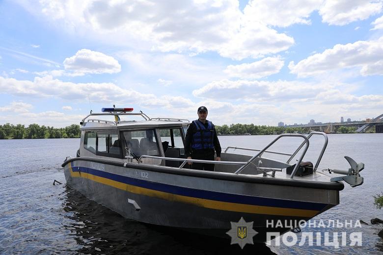 Киевские полицейские начали круглосуточное патрулирование Днепра (видео)
