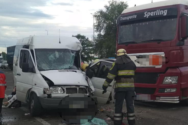 Под Киевом произошло столкновение грузовика и маршрутки