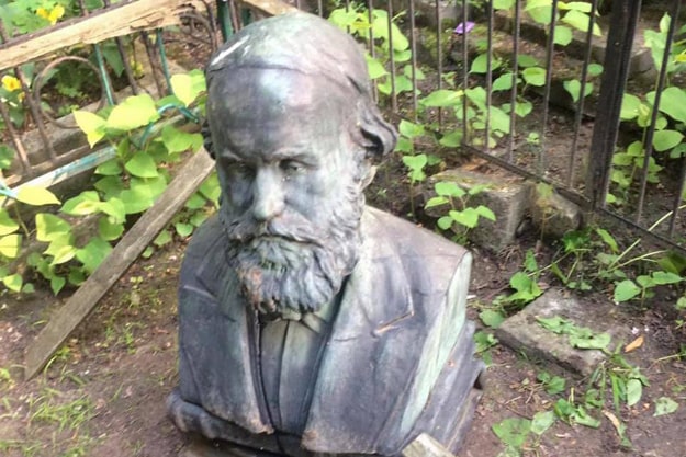 В Киеве на кладбище вандалы разрушили памятник на могиле ученого
