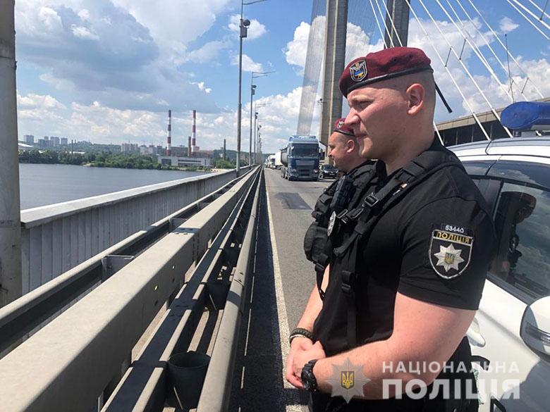 В Киеве два человека пытались совершить суицид, прыгнув с моста (видео)