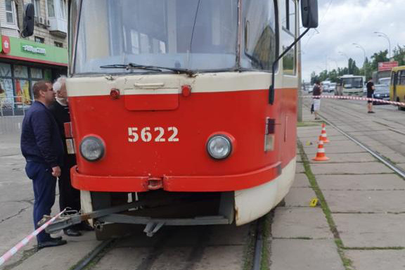 В Киеве на Харьковском шоссе женщина попала под трамвай