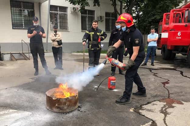 В Киеве полицейских учили тушению пожаров