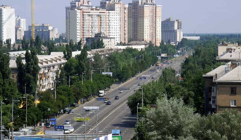 В Киеве на проспекте Гагарина демонтируют трамвайные пути
