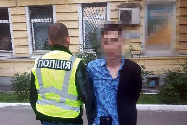 Двое иностранцев ограбили киевлянина, который отказался дать им сигареты