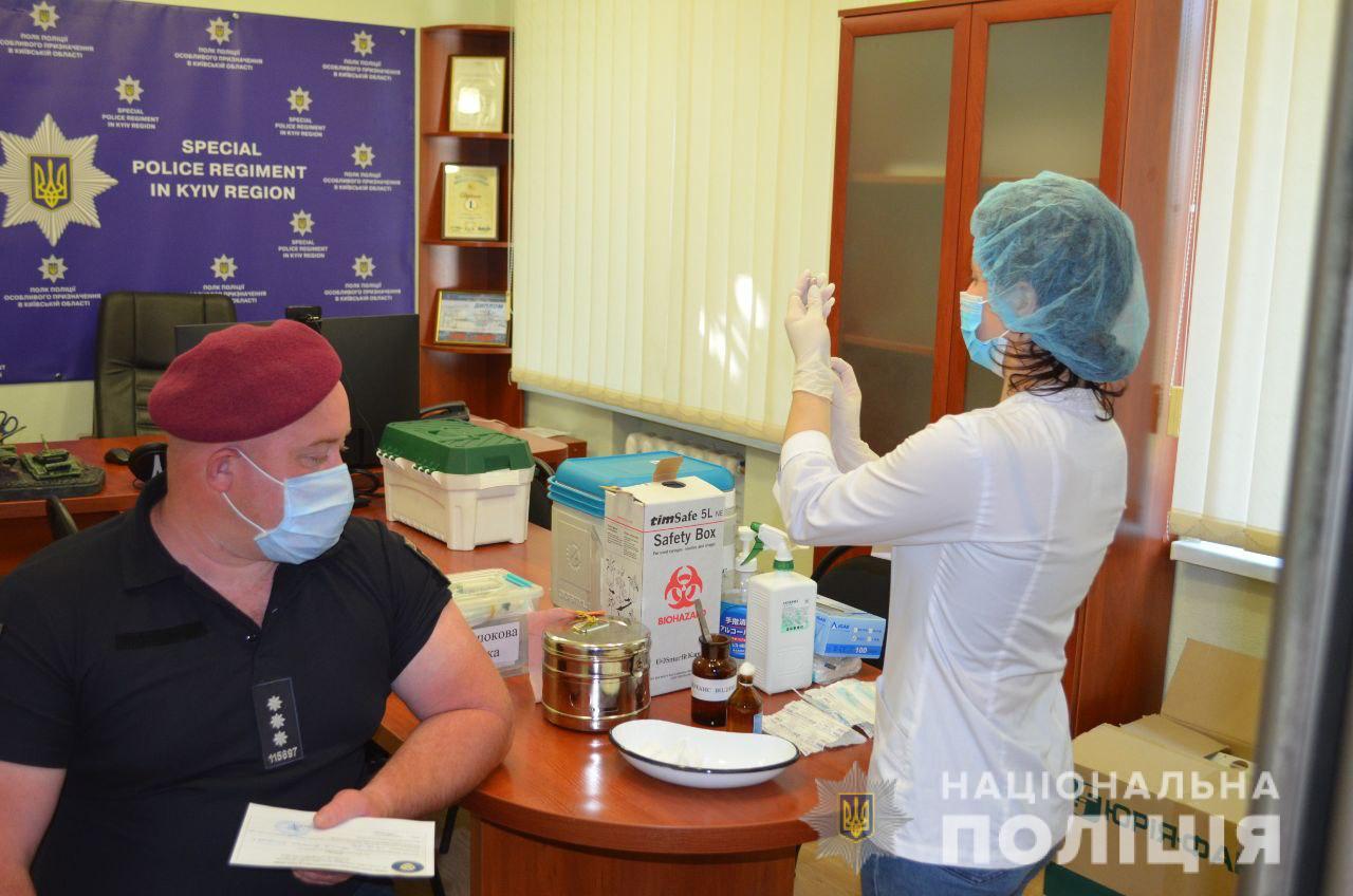 В Киевский области бойцы полицейского спецназа приняли участие в вакцинации против COVID-19