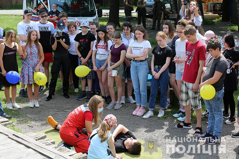 Киевские полицейские организовали учения вместе со школьниками (видео)