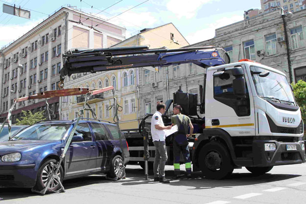 Киевские городские власти ищут желающих работать инспекторами по парковке