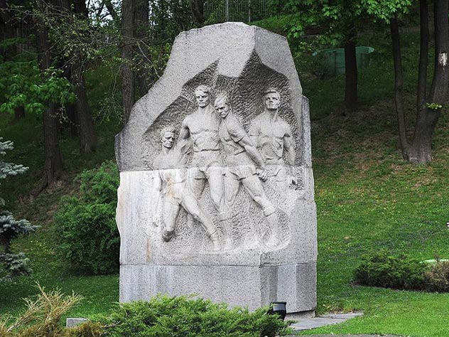 В Киеве 50 лет назад установили памятник участникам “матча смерти”