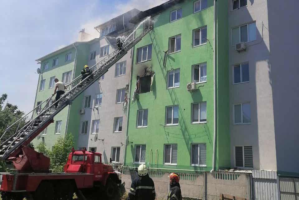 В селе Белгородка в результате взрыва в многоэтажке пострадал ребенок (дополнено)