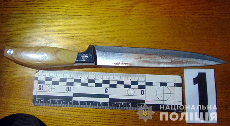 В Киеве женщина ударила ножом знакомого и скрылась с места преступления