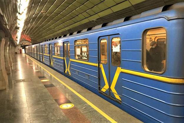 В киевском метро пассажир упал на рельсы и оказался под колесами поезда
