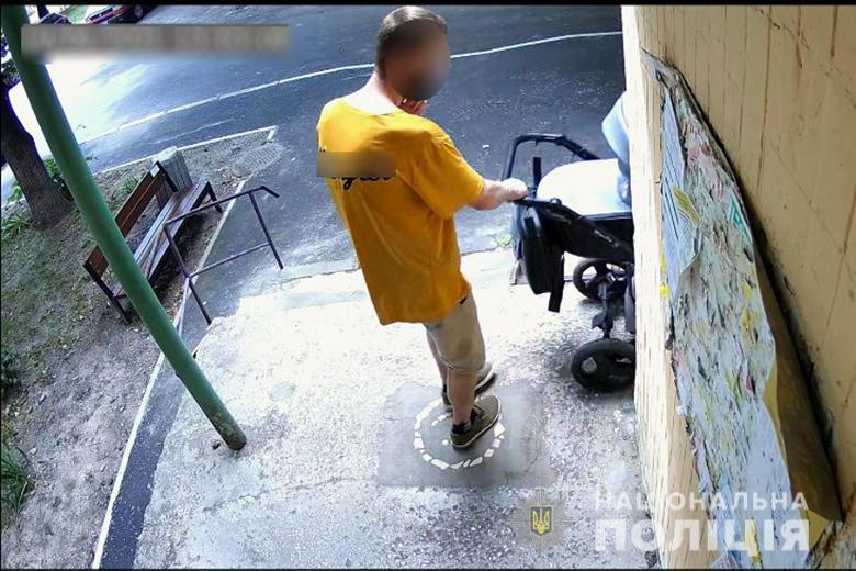 В Киеве мужчина украл детскую коляску, чтобы подарить знакомой женщине