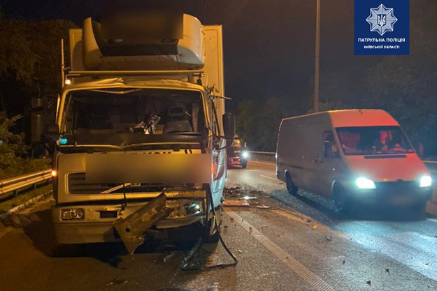 В Киевской области грузовой автомобиль врезался в автобус с десятками пассажиров
