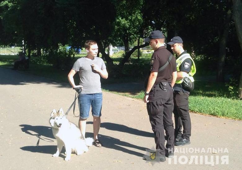Полицейские изгоняют собачатников-нарушителей из киевских парков и скверов