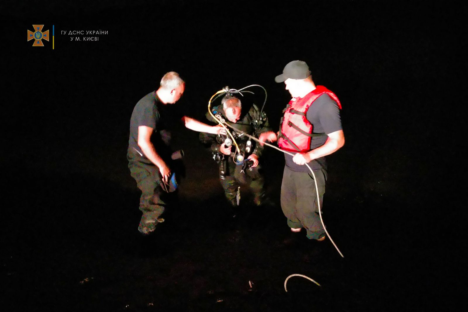 В Киеве на Осокорках из воды выловили труп мужчины