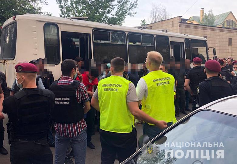 На рынках Троещины киевские полицейские провели облаву на нелегалов. Задержаны 26 человек