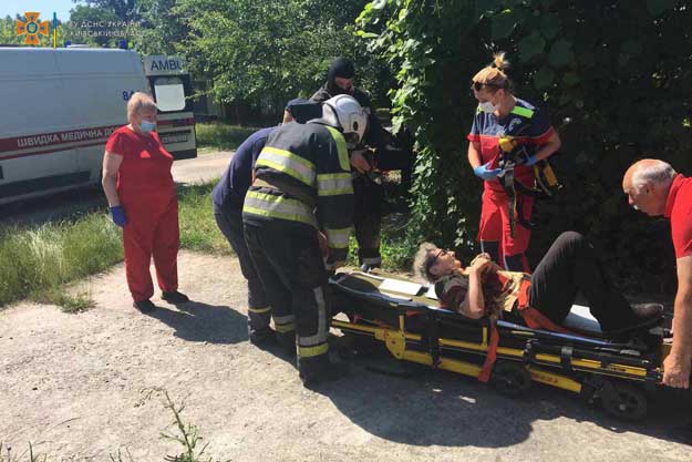 Жительница Киевской области упала в погреб. На помощь пришли бойцы ГСЧС