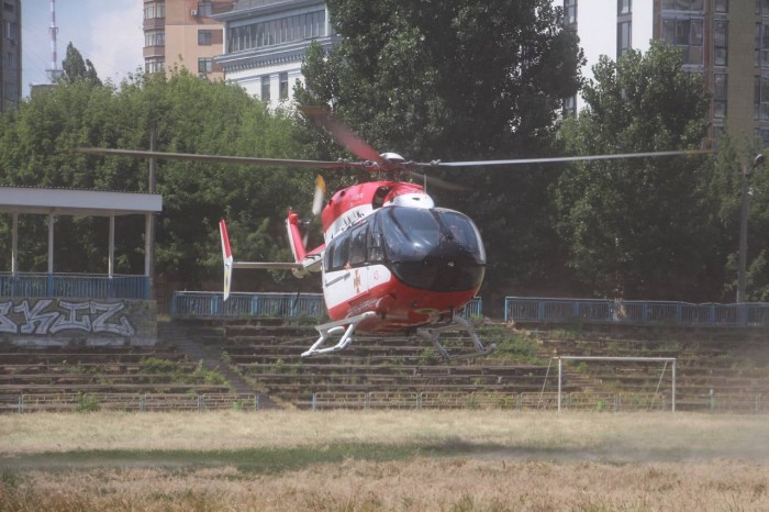 В Киев на вертолете доставили ребенка, в которого выстрелил военный (видео)