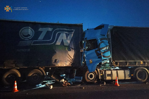 В Киевской области спасатели деблокировали водителя из разбитой кабины грузовика