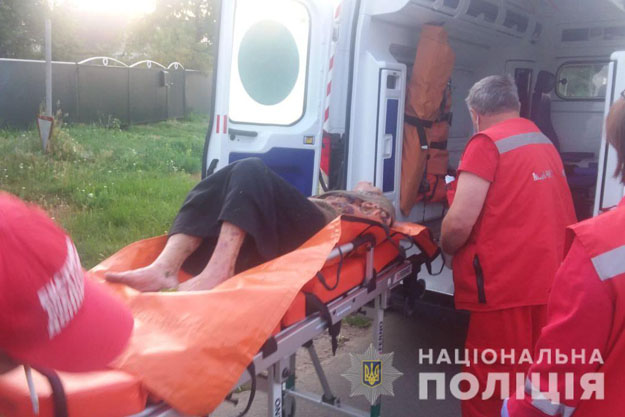 Полицейские Киевской области спасли пожилую женщину из водяной ловушки