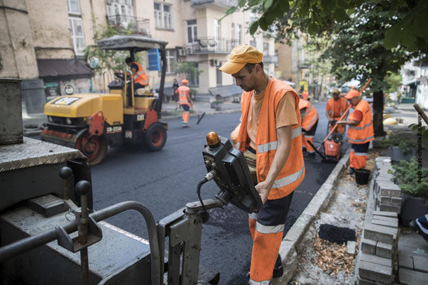 В Киеве продолжается ремонт улиц в историческом центре (фото)