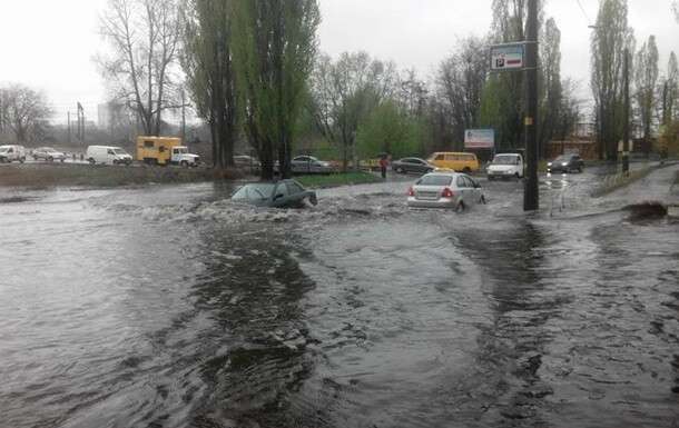 В Киеве накрыл ураган, сильный дождь затопил улицы (видео)