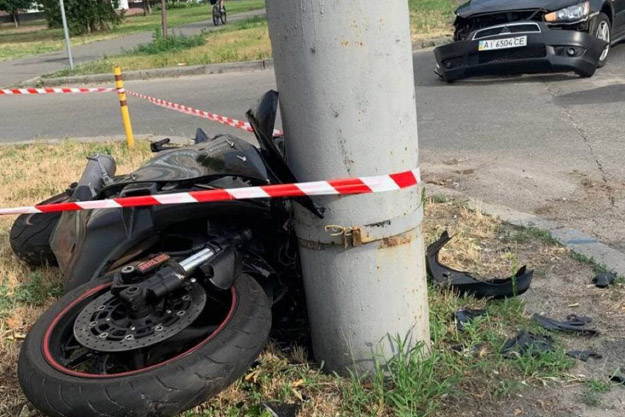 ДТП в Киеве: маршрутный автобус выехал на тротуар, мотоциклист протаранил столб