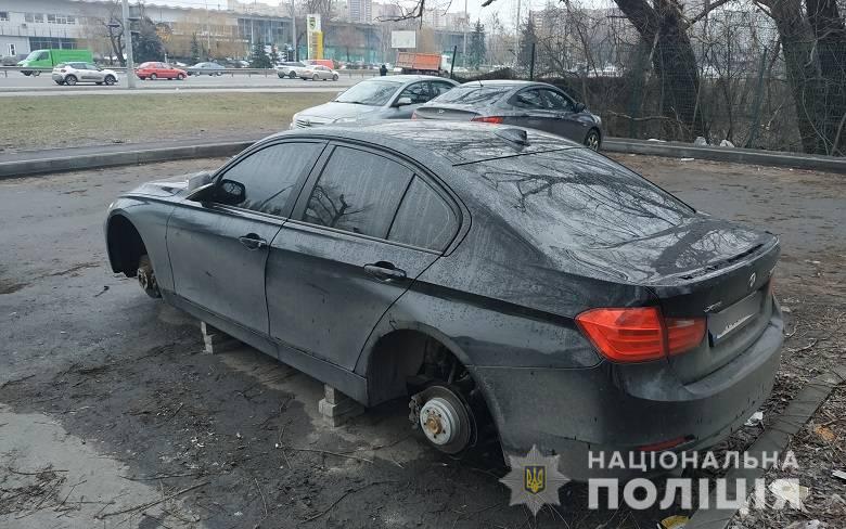 В Киеве студент-иностранец снимал колеса с автомобиля и был задержан на месте преступления

