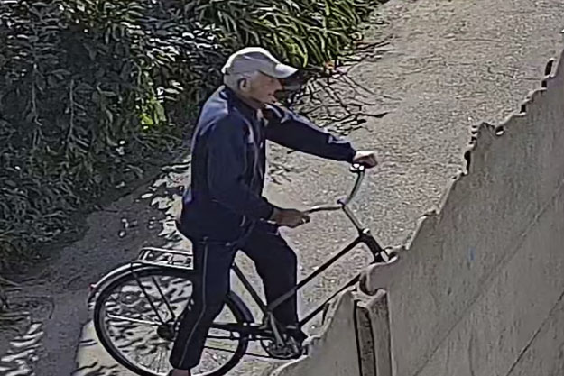 В Боярке пожилой мужчина на велосипеде преследует женщин и девушек