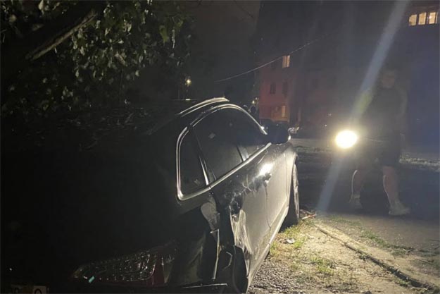 В Киеве женщина в нетрезвом состоянии за рулем Audi врезалась в дерево