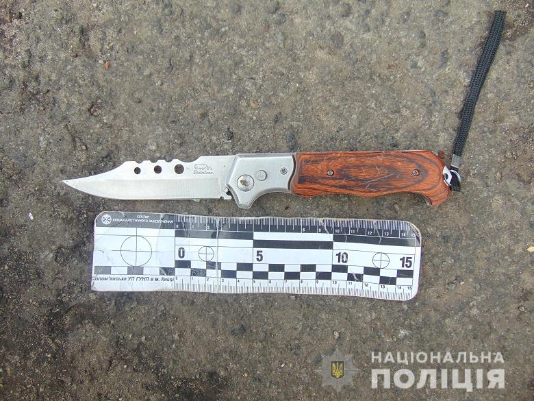 В Киеве на улице хулиган угрожал прохожим ножом