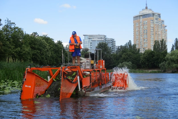 В Киеве на Русановском канале работает плавающий комбайн (фото)