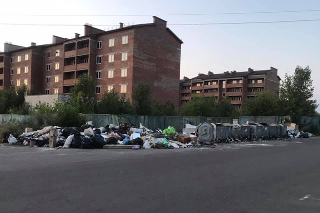 Под Киевом в жилом районе обнаружена гигантская свалка мусора