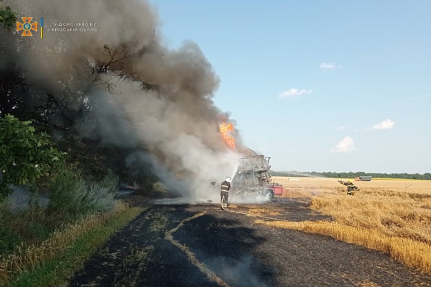 В Броварском районе на поле сгорел уборочный комбайн (видео)