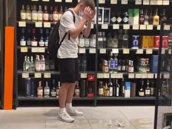В киевском магазине покупатель перед видеокамерой разбил бутылку спиртного за 205 тысяч гривен (видео)