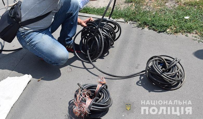 В Киеве на Троещине приезжий похитил несколько десятков метров телефонного кабеля