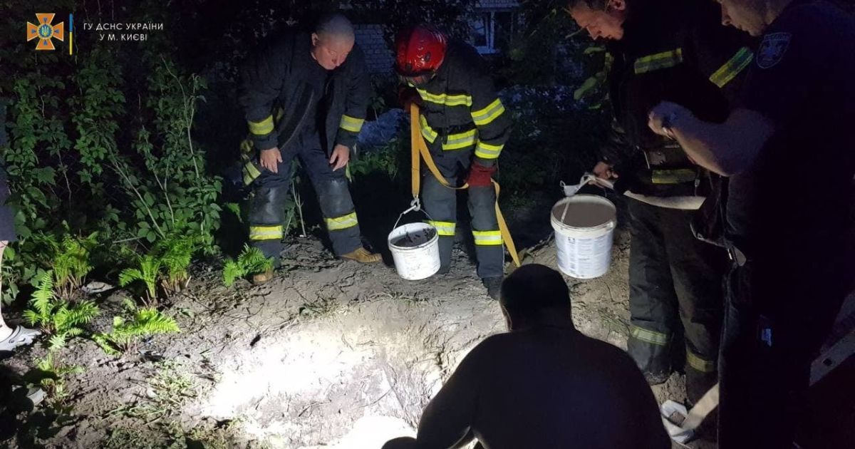 В Киеве человека засыпало замлей. Спасти пострадавшего не удалось