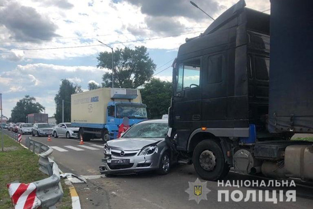 В Киевской области автомобиль наехал на остановку транспорта. Погибли ребенок и мужчина (фото)