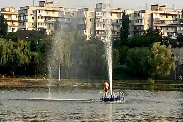 На Березняках в Киеве демонтируют знаменитый фонтан