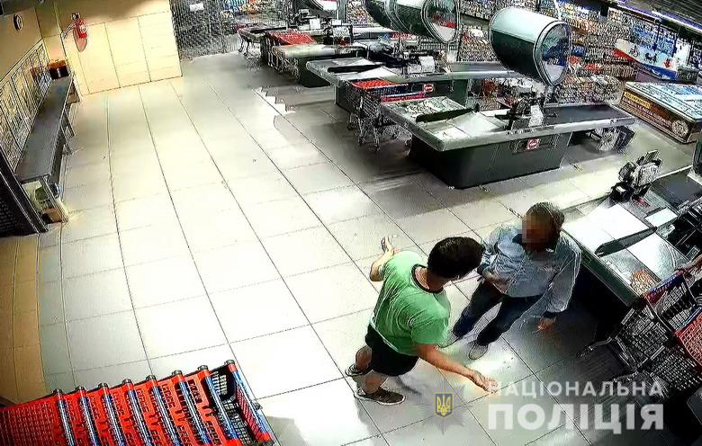 В киевском супермаркете покупатель избил охранника
