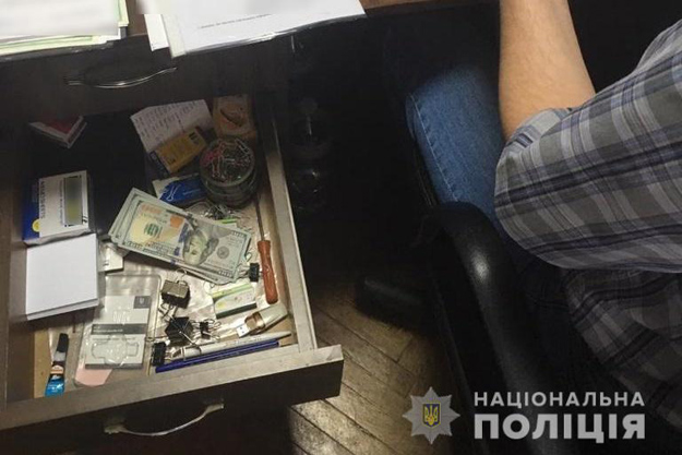 В Киевской области чиновник вымогал взятку в размере 500 долларов и был задержан с поличным